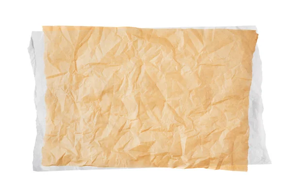 Смятый кусочек коричневой выпечки на белой бумаге или пергаменте — стоковое фото