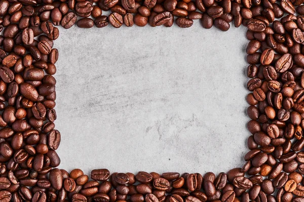 Kaffebönor isolerad på en grå betong bakgrund. — Stockfoto