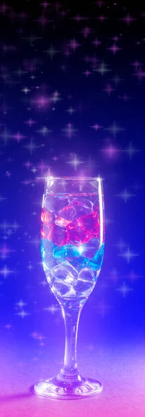 Sevgililer Için Kokteyl Renkli Arka Planda Kalpler Olan Kokteyl Bardağı — Stok fotoğraf
