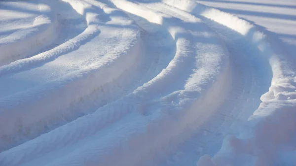Kolei Drogi Głęboko Śnieg Pokrywa Tor Samochodowy Odcisk Stopy Ciężarówki — Zdjęcie stockowe