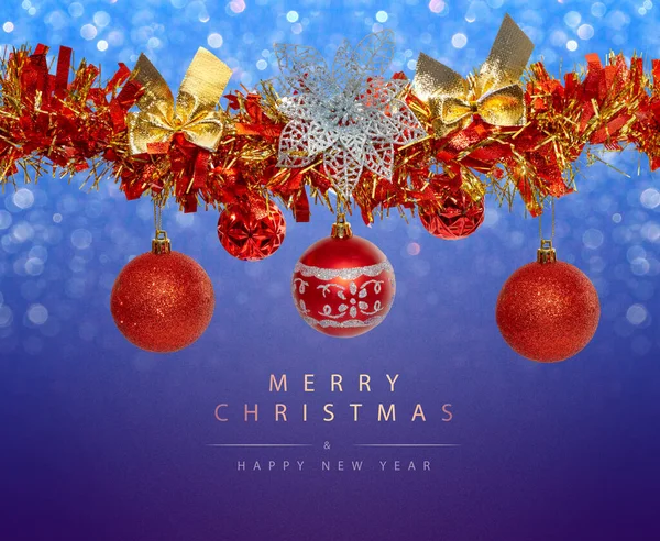 Kırmızı Noel topları ve kırmızı süslemeli tebrik kartı.