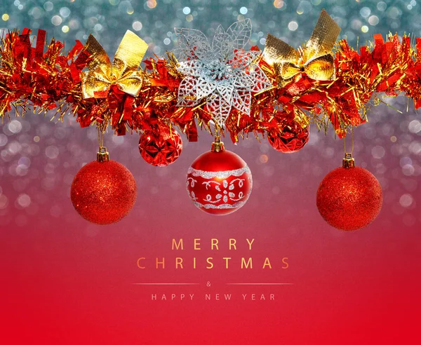 Kırmızı Noel topları ve kırmızı süslemeli tebrik kartı.