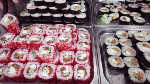 Rollos Sushi Tradicionales Fila Bandejas Autoservicio Tienda Mercado Los Pueblos — Vídeo de stock