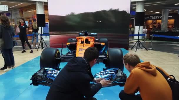 ミンスク ベラルーシ 2020年9月27日 デモショーマクラーレンは 表示式1上のレースカーのボリッドを示しています 男性はレースカーを見て ハイテク技術の自動車について話し合います レーシングシーズン展オープンホイール — ストック動画