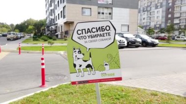 Editör 4K. Minsk, Belarus - 27 Eylül 2020. Köpek plaketinde 