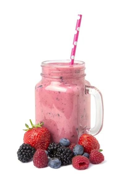 Berry karışımı smoothie ve taze malzemelerbeyaz bir arka plan üzerinde cam bir kavanozda