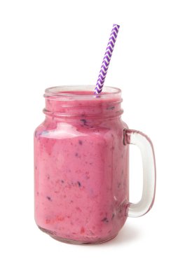 Beyaz bir arka plan izole bir cam kavanozda Taze berry mix smoothie