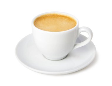 Beyaz arka planda izole beyaz bir fincan ve tabak espresso kahve