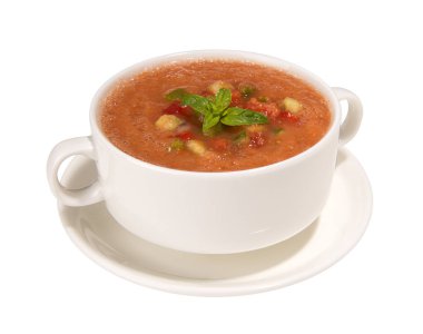 Beyaz arka plan üzerinde izole et suyu bardak ve tabak geleneksel İspanyol soğuk gazpacho çorbası 
