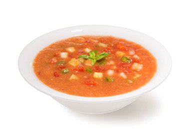 Beyaz bir arka plan üzerinde bir kase geleneksel İspanyol soğuk gazpacho çorbası