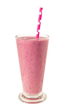Beyaz bir arka plan izole üzerinde uzun bir cam taze berry mix smoothie