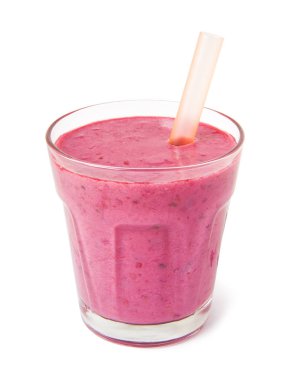 Taze berry karışımı smoothie çilek, böğürtlen, yaban mersini ve ahududu beyaz bir arka plan izole bir bardak