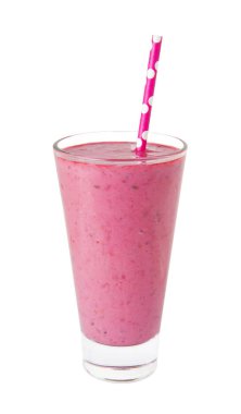 Çilek, böğürtlen, yaban mersini ve ahududu beyaz bir arka plan izole üzerinde uzun bir cam taze berry karışımı smoothie