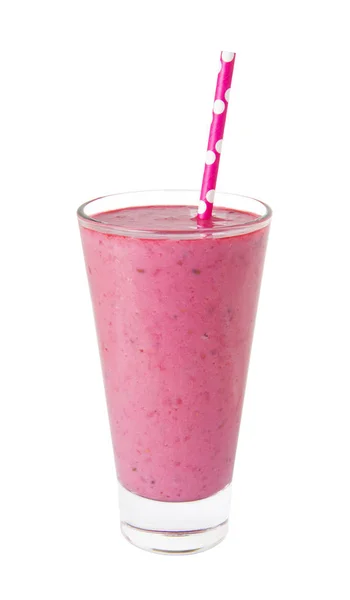 Çilek, böğürtlen, yaban mersini ve ahududu beyaz bir arka plan izole üzerinde uzun bir cam taze berry karışımı smoothie