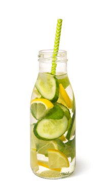 Soğuk taze salatalık arınma içeceği. Beyaz arka planda izole edilmiş cam şişede su bulunan nane yaprağı.