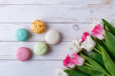 Çok renkli macaroons ve lale beyaz arka plan üzerinde. Kopya alanı