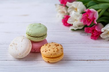 Çok renkli macaroons ve lale beyaz arka plan üzerinde. Kopya alanı