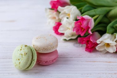 Çok renkli macaroons ve lale beyaz arka plan üzerinde. Kopya alanı