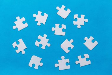 soyut puzzle arka plan parça eksik. mavi arka plan