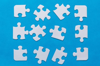 soyut puzzle arka plan parça eksik. mavi arka plan