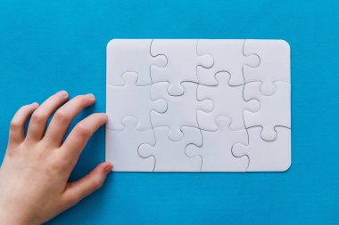 soyut puzzle arka plan parça eksik. mavi arka plan. insanlar el