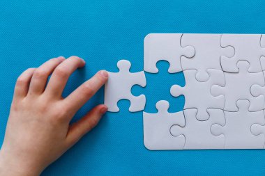 Son el yapboz parçası. İş kavramı başarısı. Mavi arka plan