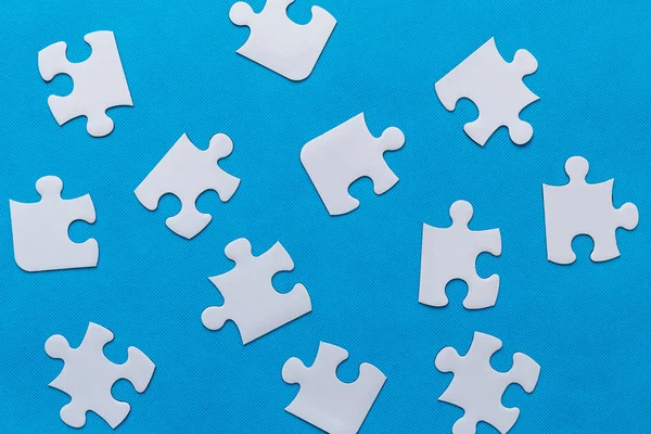 soyut puzzle arka plan parça eksik. mavi arka plan