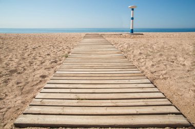 Tahta kaldırım kum plaj. Güneşli gün