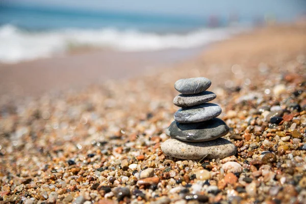 Équilibre des pierres sur la plage, journée ensoleillée — Photo