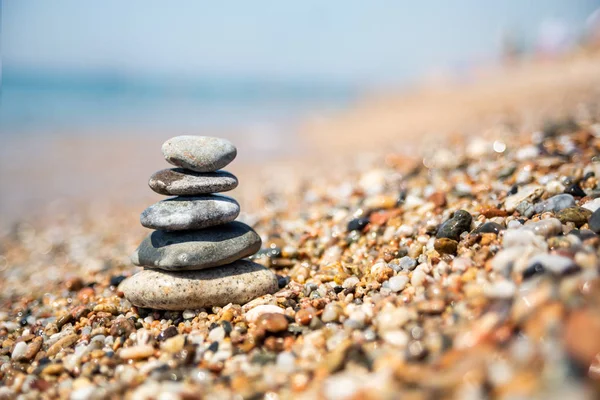 Équilibre des pierres sur la plage, journée ensoleillée — Photo