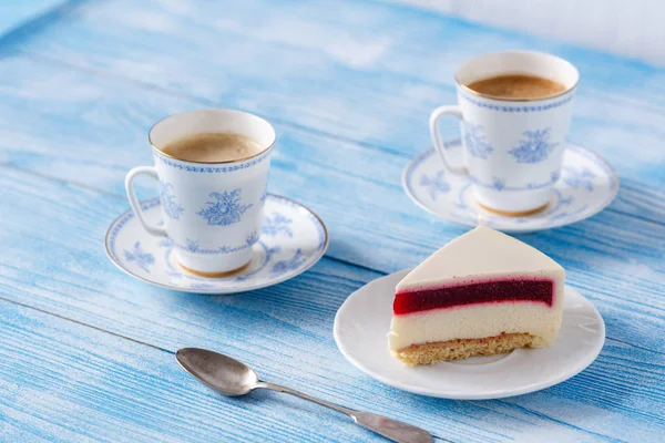 Trendiger Moussekuchen Tasse Kaffee Kuchenstück Auf Einem Teller — Stockfoto