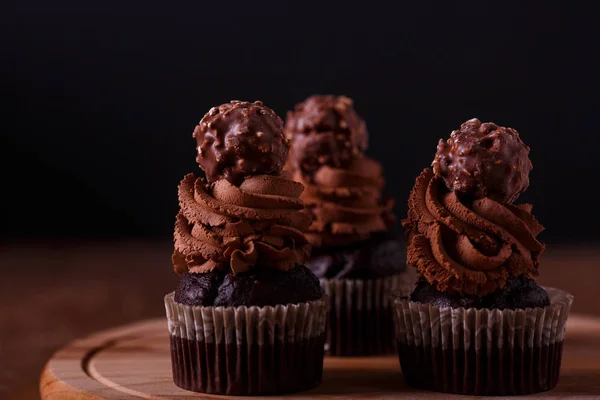 Cupcake Coklat Lezat Papan Kayu Latar Belakang Gelap — Stok Foto