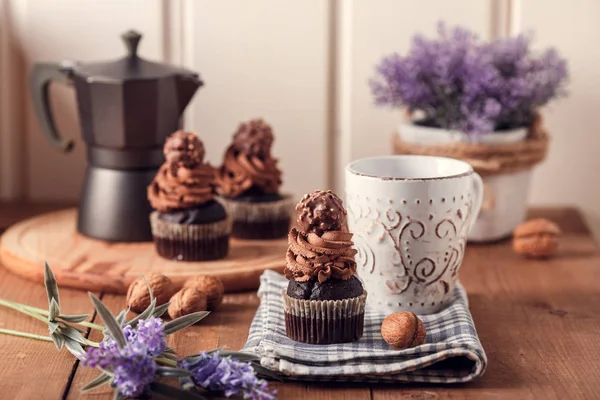 Cupcake Coklat Lezat Papan Kayu Secangkir Kopi Pembuat Kopi Geyser — Stok Foto