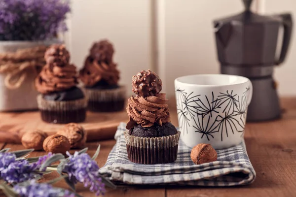 Cupcake Coklat Lezat Papan Kayu Secangkir Kopi Pembuat Kopi Geyser — Stok Foto