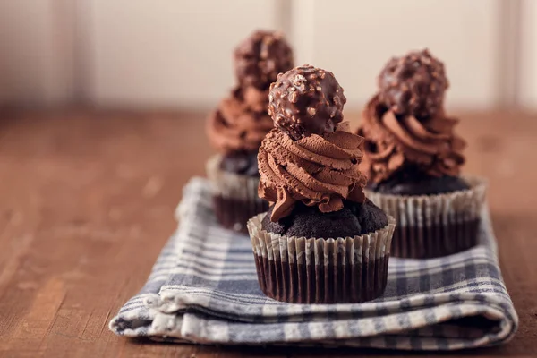 Sabrosos Cupcakes Chocolate Sobre Tabla Madera Estilo Rústico — Foto de Stock