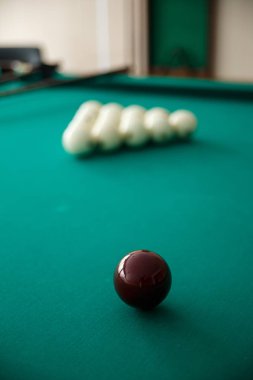 Masanın üzerine Rus bilardo topunu. Bilardo topları arka plan üzerinde beyaz. Yeşil kumaş. Seçici odak.