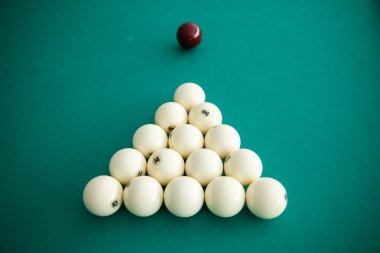 Masanın üzerine Rus bilardo topunu. Bilardo topları arka plan üzerinde beyaz. Yeşil kumaş. Seçici odak.