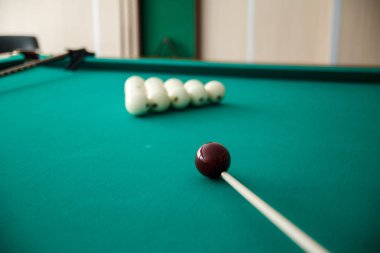Masanın üzerine Rus bilardo topunu. Bilardo topları arka plan üzerinde beyaz. Yeşil kumaş. Seçici odak.