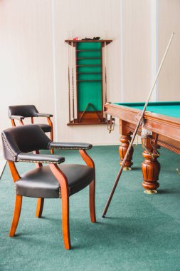 Koltuk, Bilardo masası, cue Bilardo odasında. Oyun için hazırlanıyor. Yeşil kumaş. Dikey