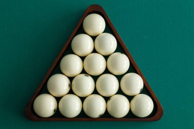 Masanın üzerinde bir üçgen içinde Rus Bilardo bilardo topları beyaz. Üstten Görünüm
