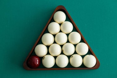 Beyaz bilardo topları ve isteka topu masada bir üçgen içinde Rus bilardo için. Üstten görünüm