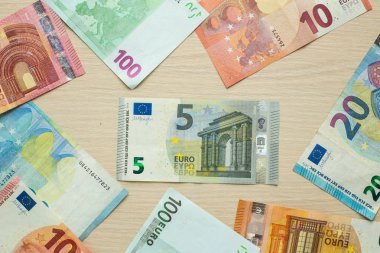 Euro banka notları masanın üzerinde. Üstten görünüm