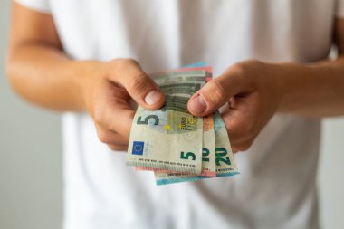 Euro banknot tutan el. Seçici odak. Adam banknotlar tutar