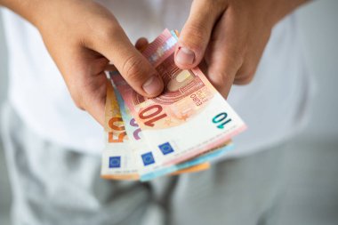Euro banknot tutan el. Seçici odak. Adam banknotlar tutar