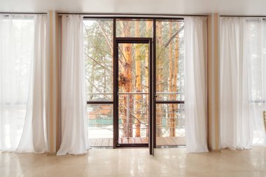 Modern ışıklar daire. Balkona çıkın. Büyük pencereler