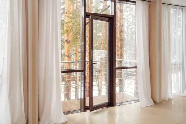 Modern ışıklar daire. Balkona çıkın. Büyük pencereler