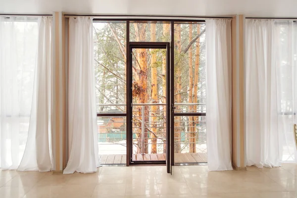 Modern ışıklar daire. Balkona çıkın. Büyük pencereler