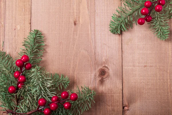 在木质背景下的圣诞冷杉树 红色浆果 质朴的风格 顶部视图 复制空间 — 图库照片