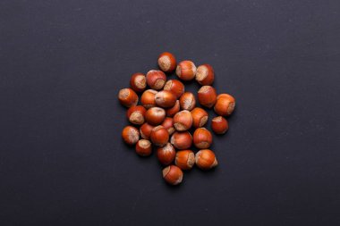 Avuç fındık siyah bir arka plan - sağlıklı snack. Üstten görünüm. Kopya alanı