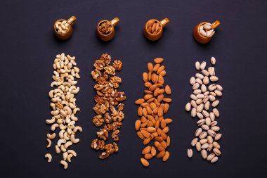 Fındık siyah bir arka plan - sağlıklı ürün yelpazesine snack. Üstten Görünüm. Kopya alanı